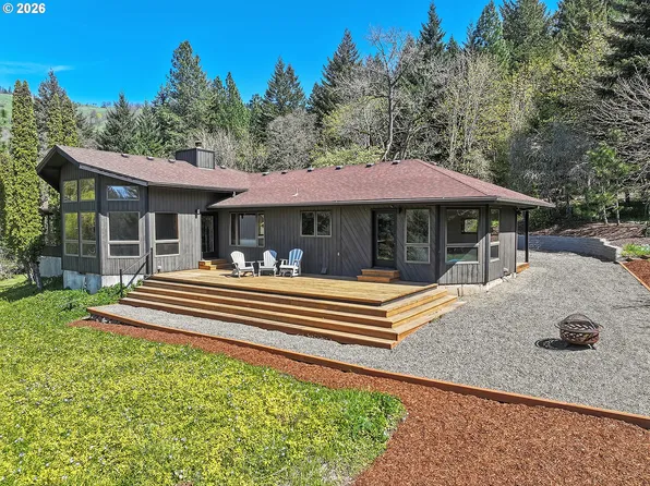 201 NW Country Place Dr, White Salmon, WA 98672
