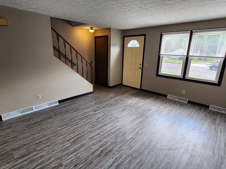 615 Applegrove St NW — Photo 3