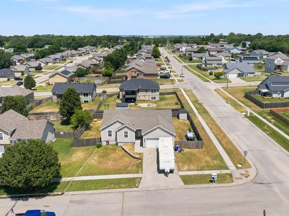 2804 Valley Dr, Junction City, KS 66441