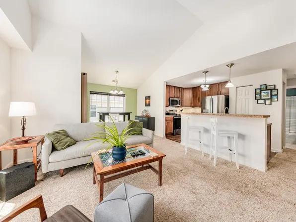 N16W26420 Meadowgrass CIRCLE #B, Pewaukee, WI 53072