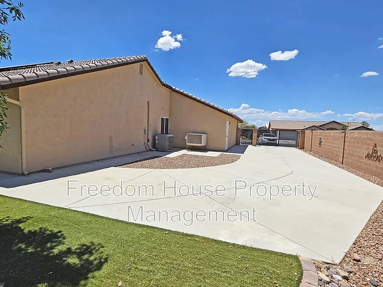 111 Mondale Ct — Photo 56