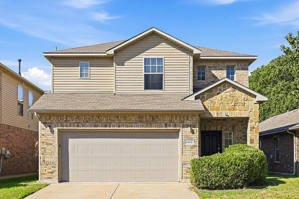 3 bed, 2.5 bath, 2052 sqft, $2,170 — Photo 1