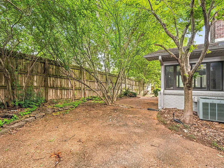 1610 Hillcrest Dr — Photo 9