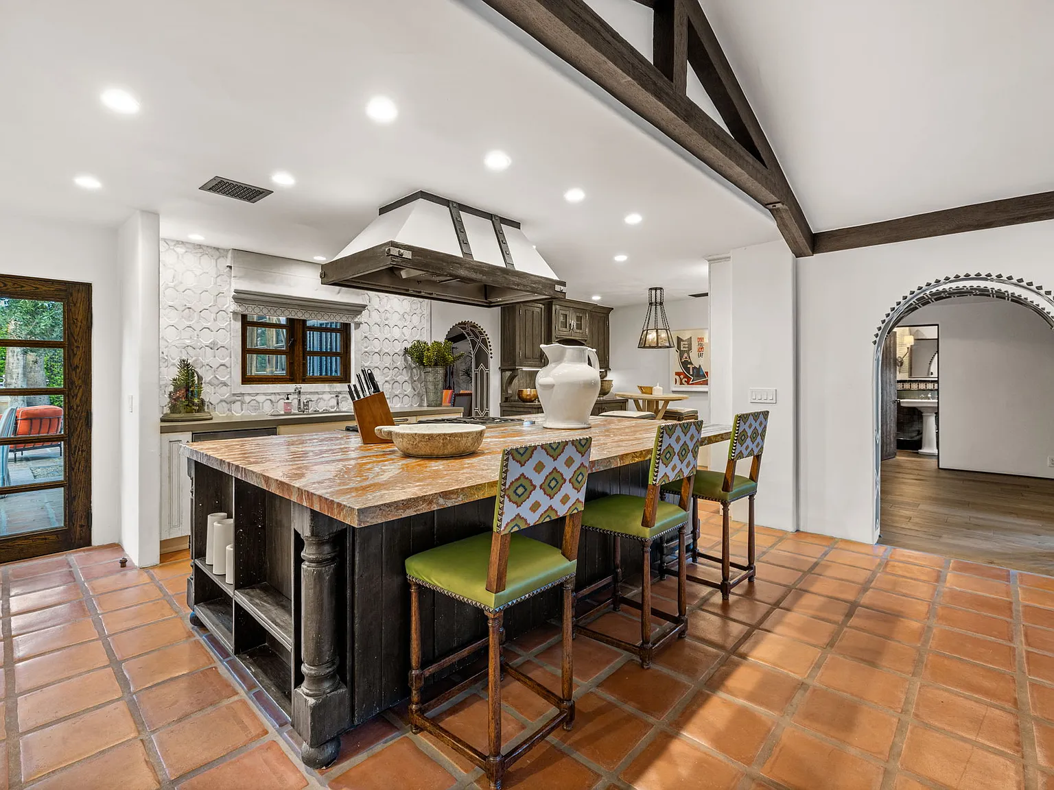 6 bed, 5822 sqft, $30,000 — Photo 3