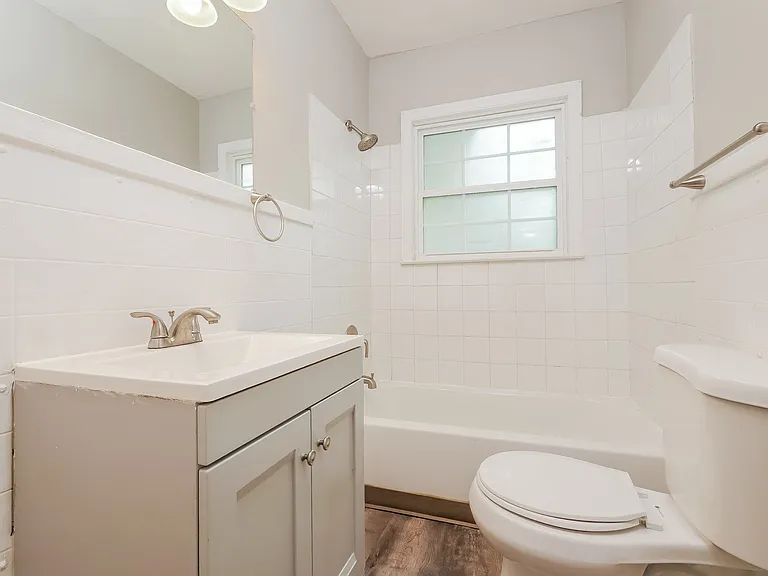 1040019_024_main_bathroom_13109635.jpg