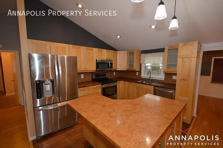 1066 broadview drive — Photo 3