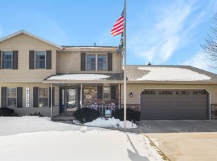977 Mill Pond Ln, Neenah, WI 54956