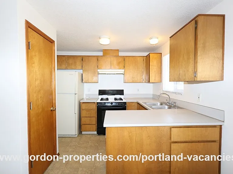 9641 SE Schiller St — Photo 10