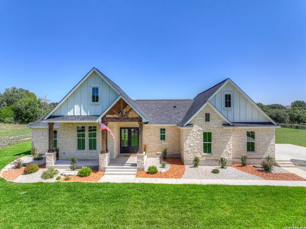 110 LAKE VILLAGE RD, Seguin, TX 78155