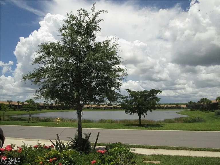 10702 Cetrella Dr — Photo 10