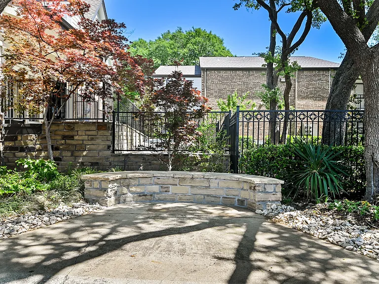 Davenport Apartments — Photo 15