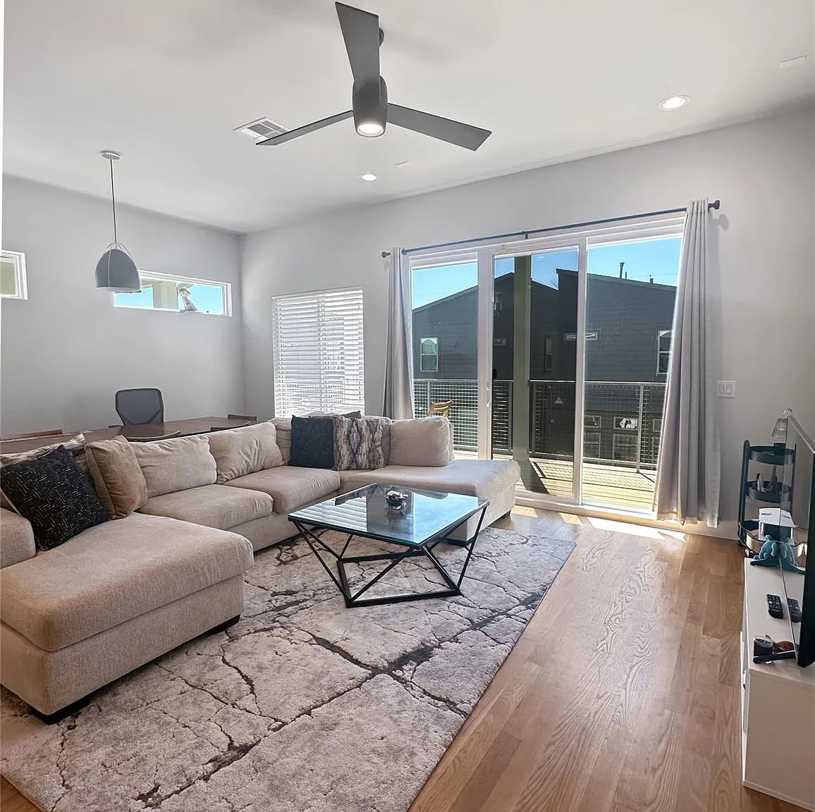 3 bed, 2.5 bath, 1854 sqft, $2,500 — Photo 2