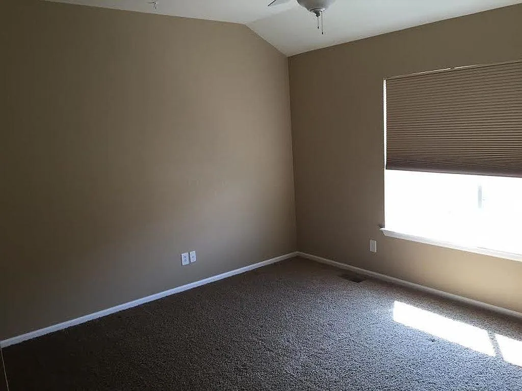 3 bed, 2341 sqft, $2,800 — Photo 3