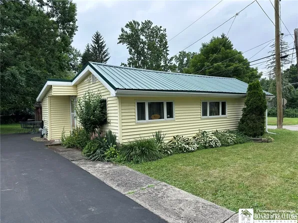 15 Gifford Ave, Lakewood, NY 14750