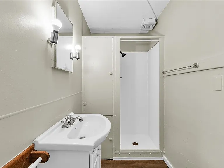 410 E Grove St — Photo 19