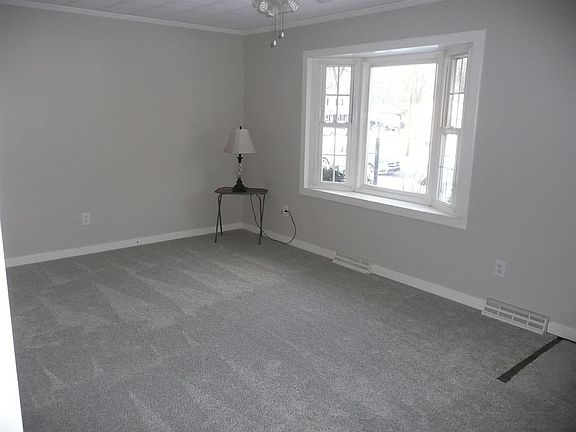 3rd image of 2223 E 5th St