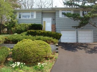 19 E Ridge Ln, Mount Kisco, NY 10549