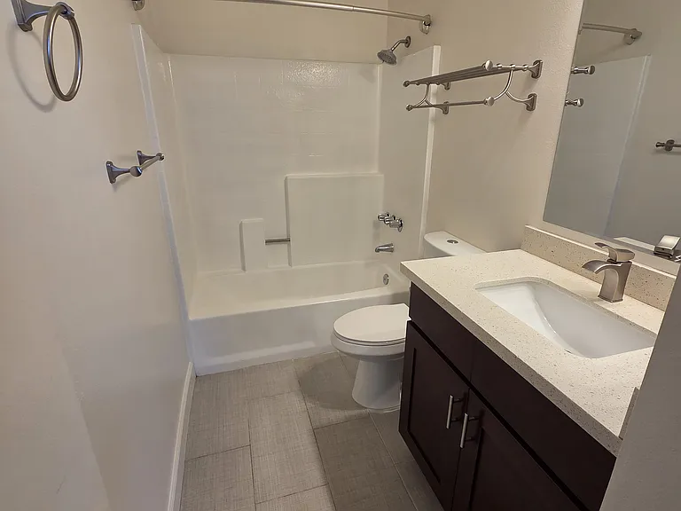 1130 Rexford Dr #7 — Photo 3