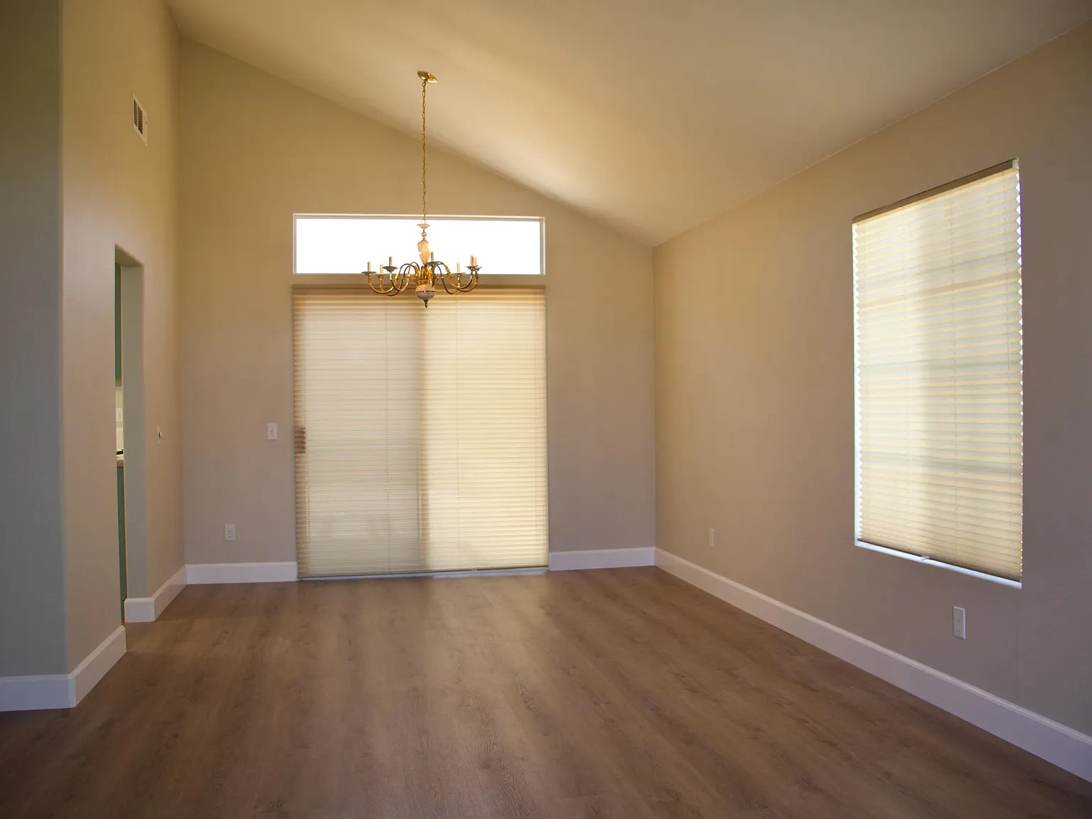 4 bed, 2360 sqft, $4,850 — Photo 4