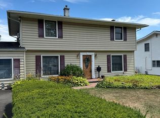 8 Tawny Rd, Levittown, PA 19056