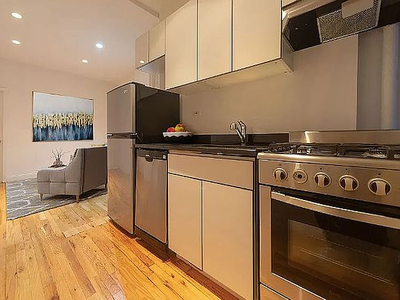 4th image of 142 Sullivan St #1111