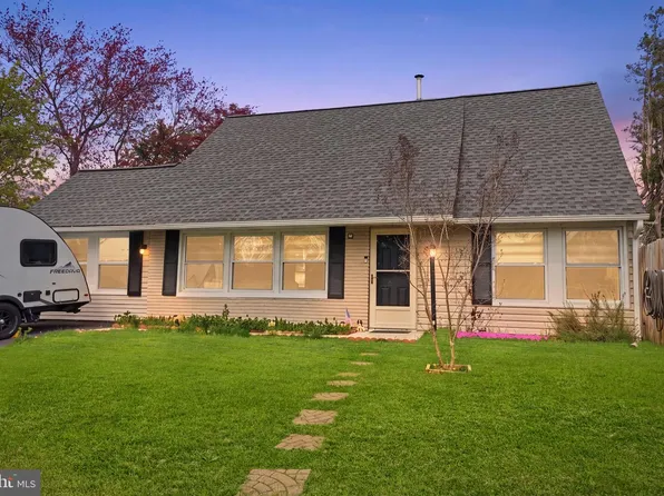 1 Larkspur Rd, Levittown, PA 19056