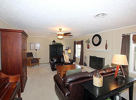 3rd image of 908 Sun Valley Dr