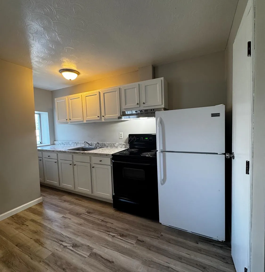 2 bed, 1.0 bath, $1,220 — Photo 1