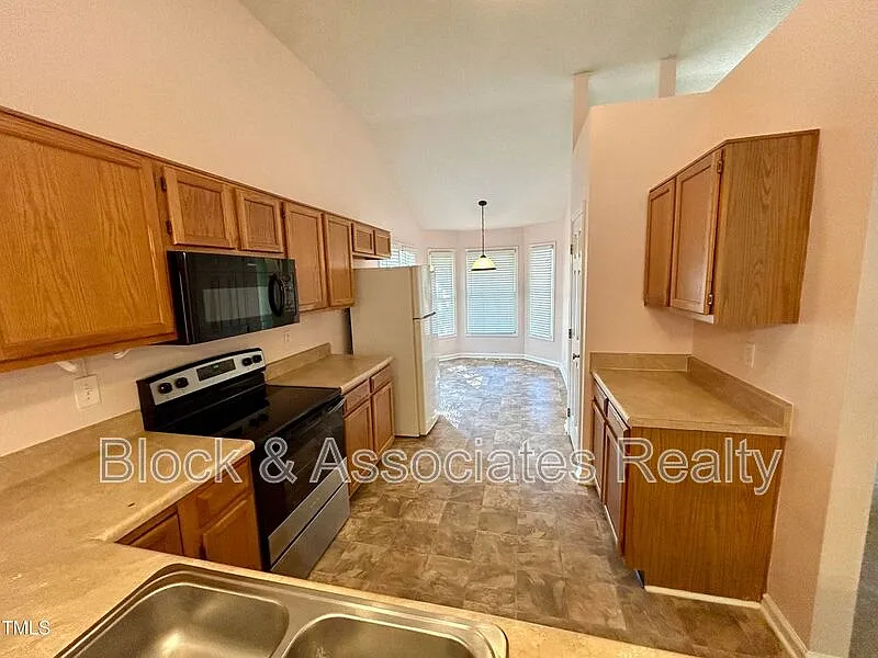 3 bed, 2.0 bath, 1415 sqft, $1,950 — Photo 4