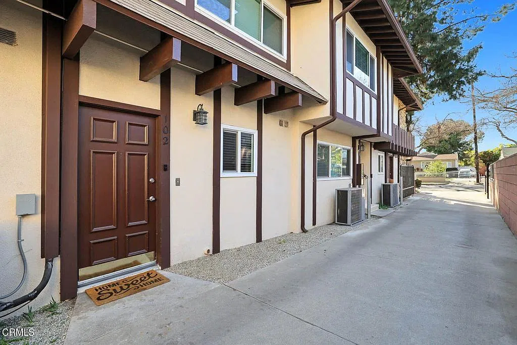2 bed, 1.5 bath, 1100 sqft, $3,300 — Photo 2