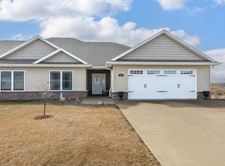 280 Angela Jean Cir, Peosta, IA 52068