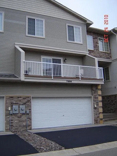 3 bed, 2440 sqft, $2,325 — Photo 1