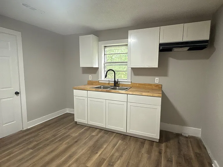 612 E Jefferson St — Photo 5