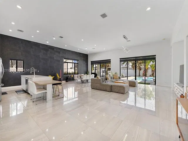 4 bed, 3.0 bath, $15,000 — Photo 2