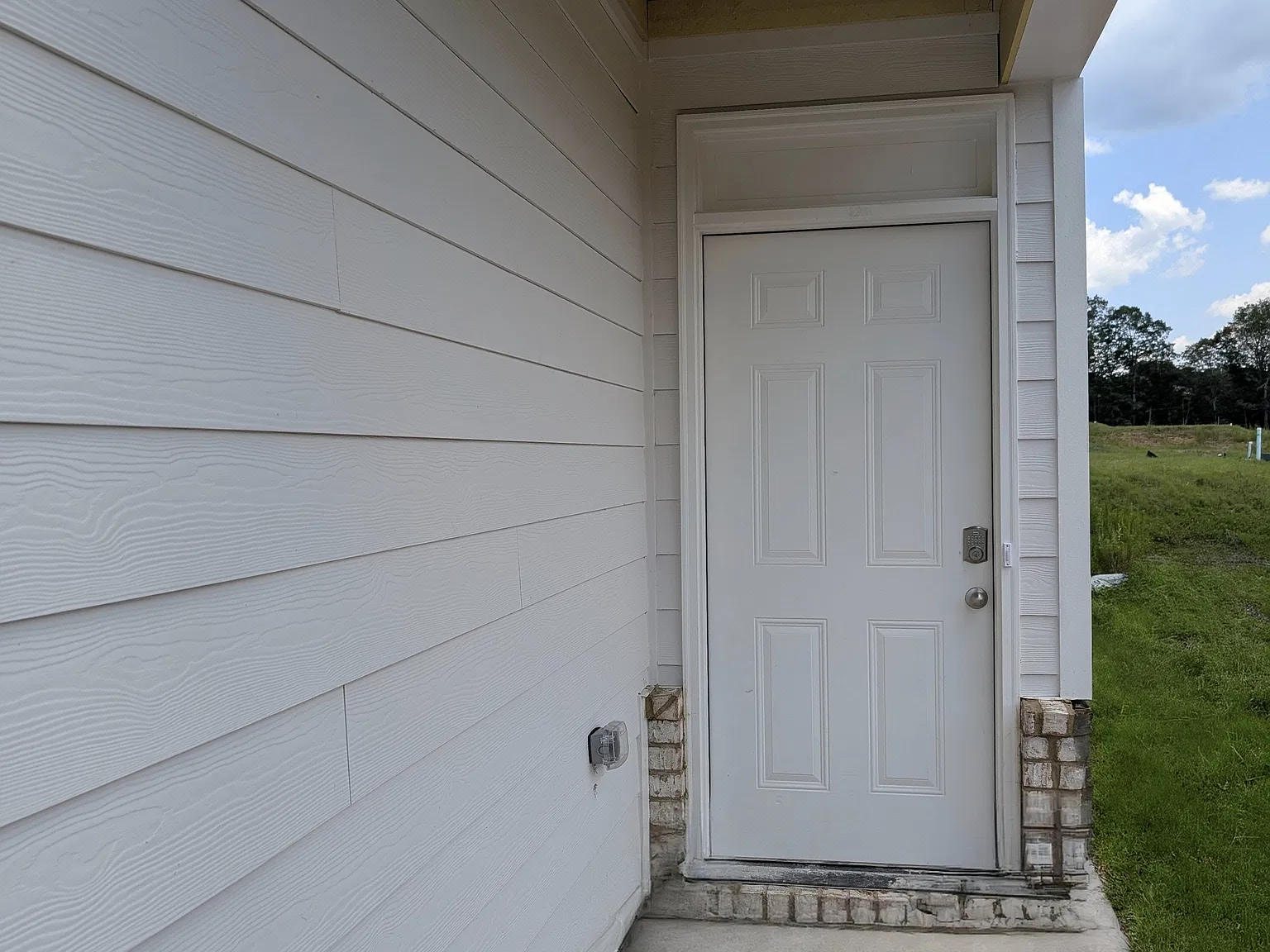 3 bed, 2.5 bath, 1877 sqft, $2,249 — Photo 2