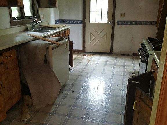 4th image of 1483 S Walnut Ave