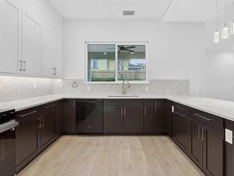207 Athens St — Photo 35