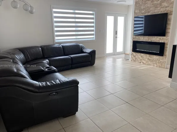 689 W 80th St, Hialeah, FL 33014
