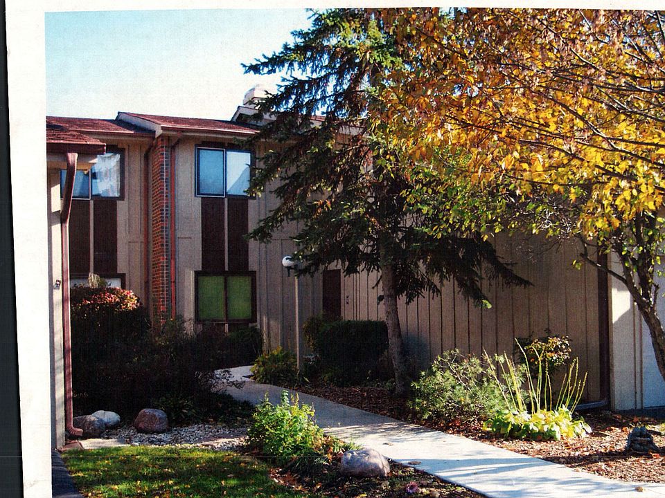 1st image of 29W371 Emerald Green Dr Unit H
