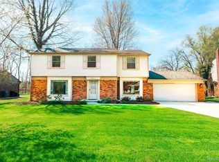 7611 Ferry Rd, Grosse Ile, MI 48138