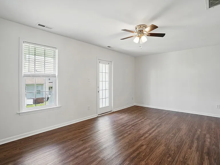 401 Whitehall Ct — Photo 27