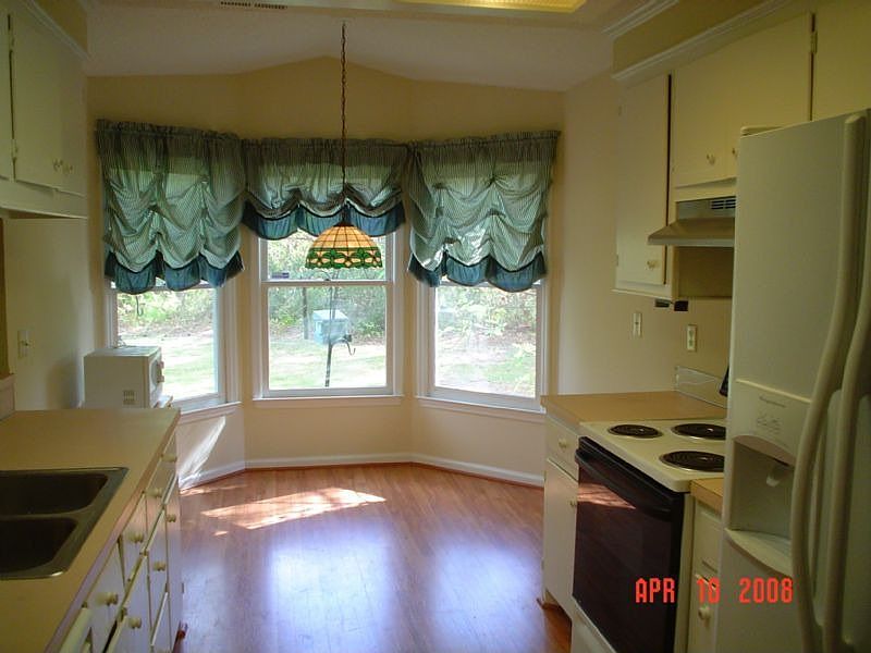 Kitchen w/ kitchenette