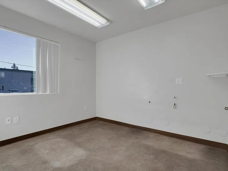 490 E L St — Photo 8