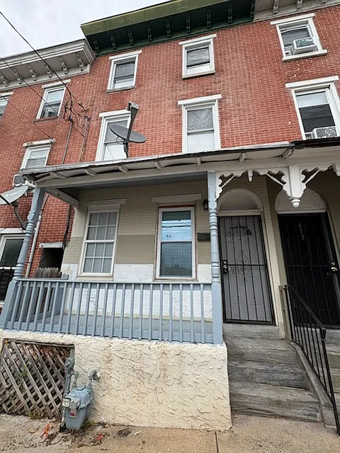 615 W 5th St
