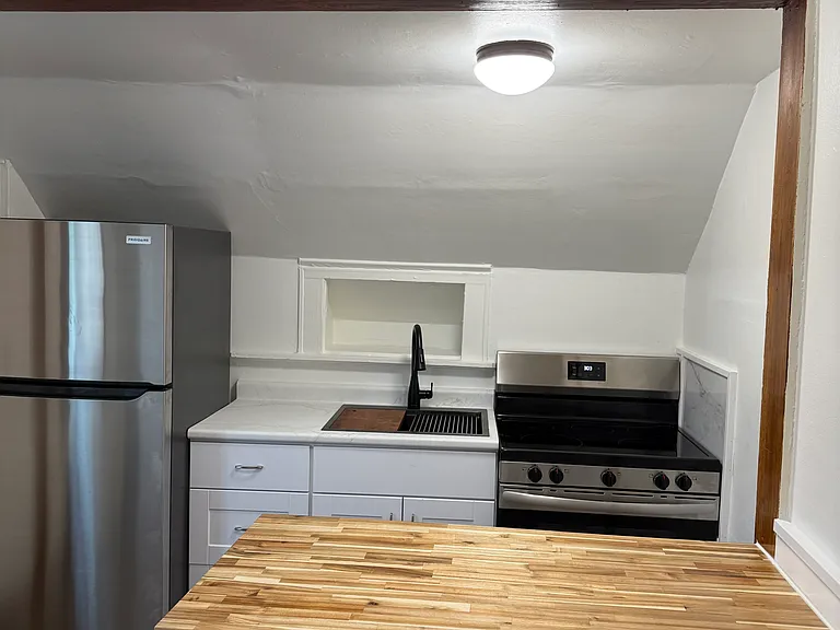 1005 E Holt Ave — Photo 3
