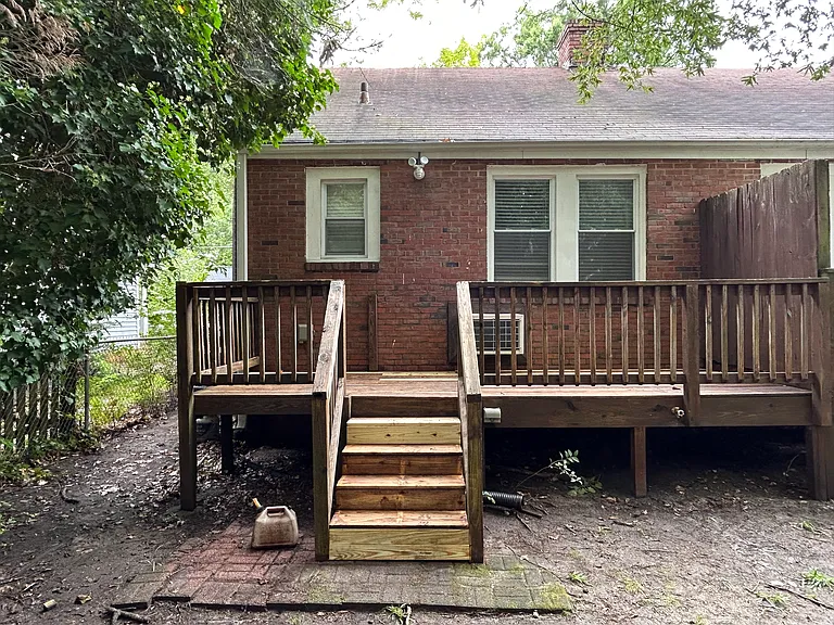 914B Lancaster St — Photo 13