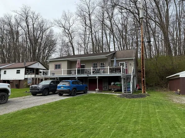 220 Causeway Dr, Franklin, PA 16323