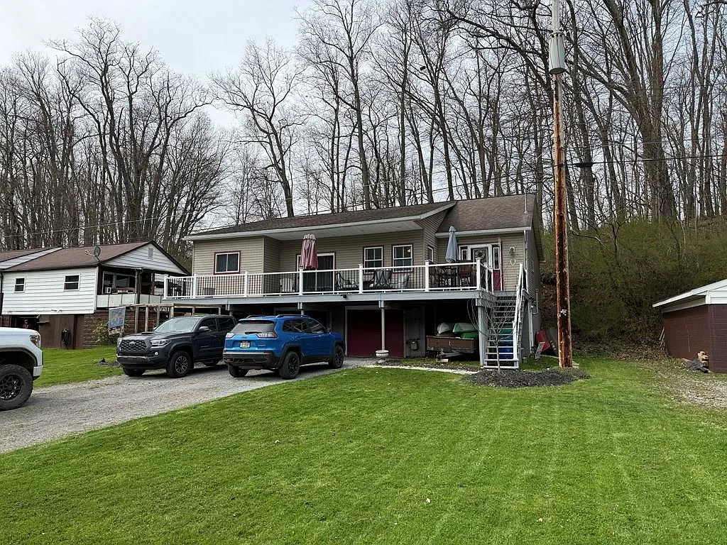 220 Causeway Dr photo 1