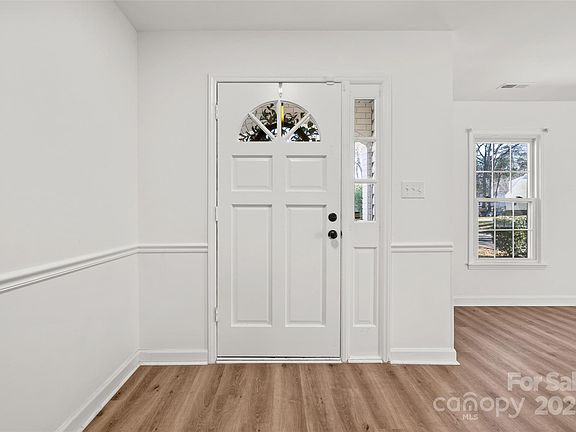 3rd image of 429 Sunnywood Ln