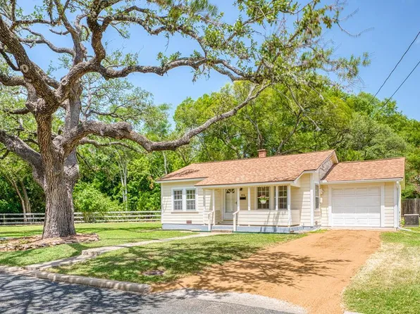204 N Orange St, Fredericksburg, TX 78624